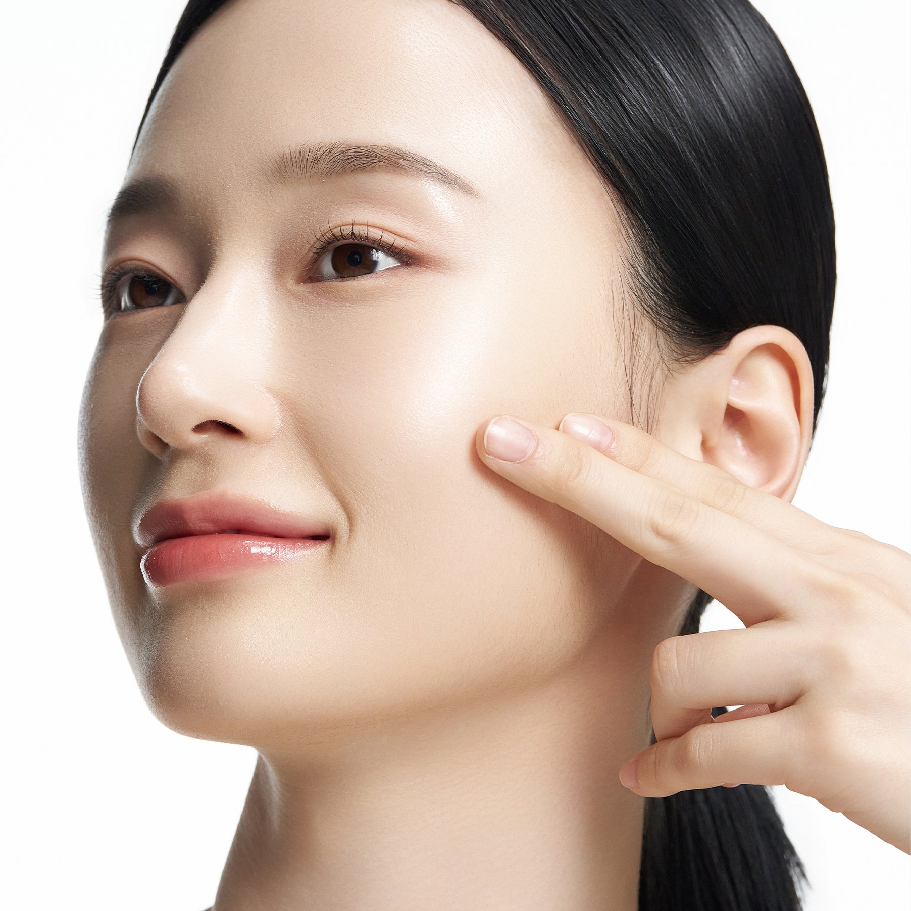 PURITO Peel Shot Exfoliting Pad 64g 8 Pads sur la joue d’une femme, marque PURITO, application exfoliante visuelle