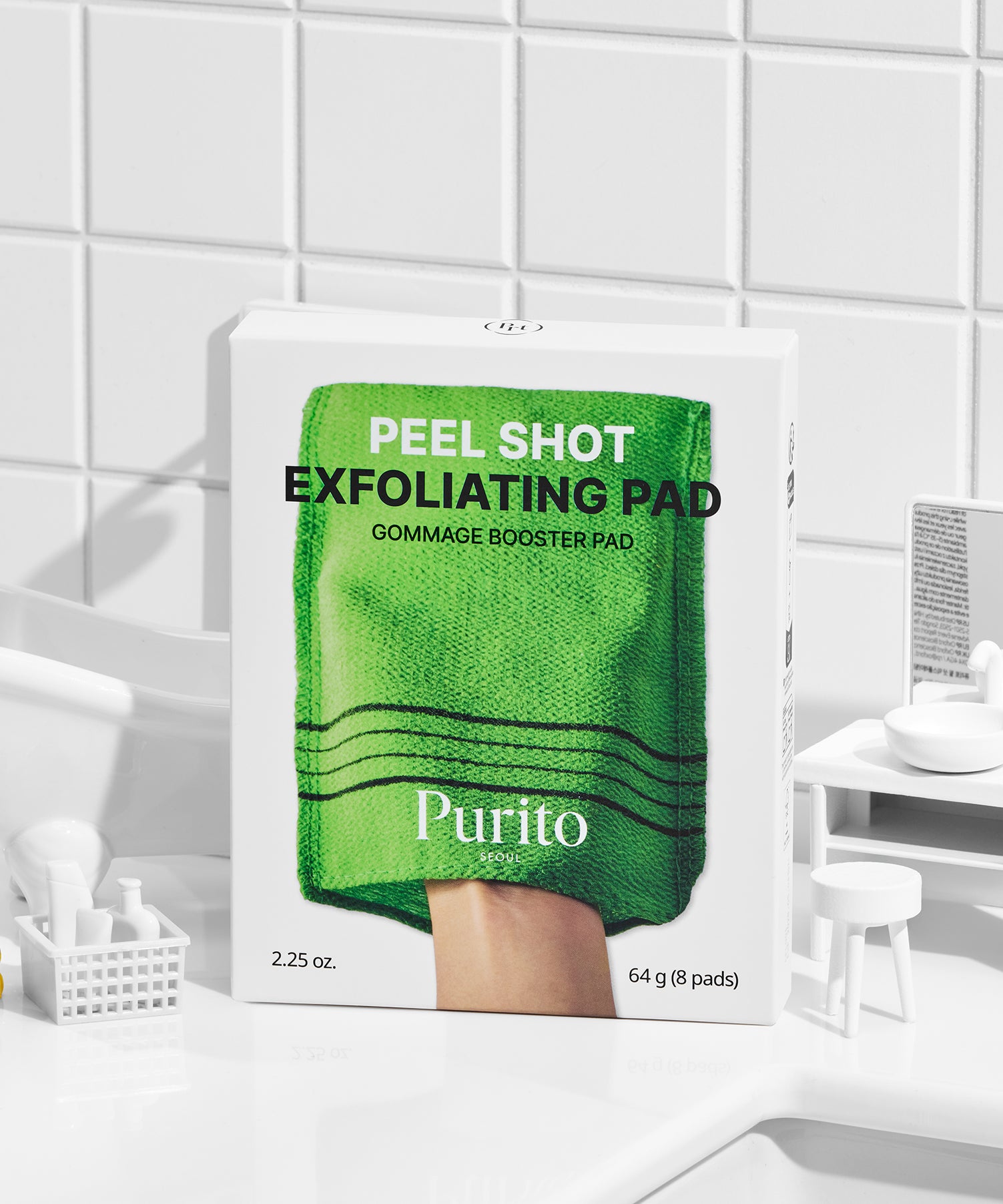 PURITO Peel Shot Exfoliting Pad 64g 8 Pads de Purito, boîte verte sur fond blanc carrelé, salle de bain.