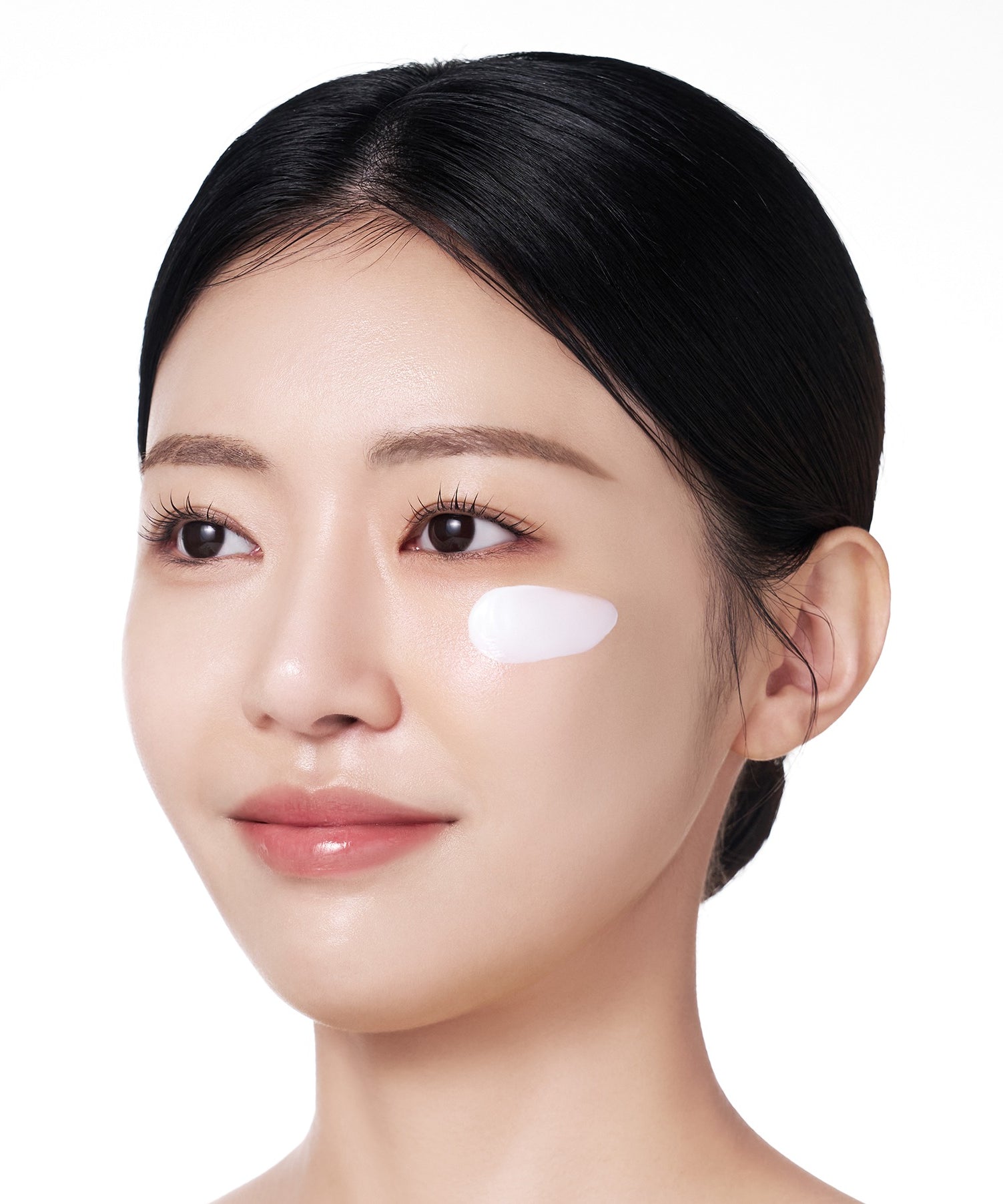 Décris l'image en français: PURITO Sunday Adventure Sunscreen SPF50 50ml, marque Purito, crème solaire sur le visage.