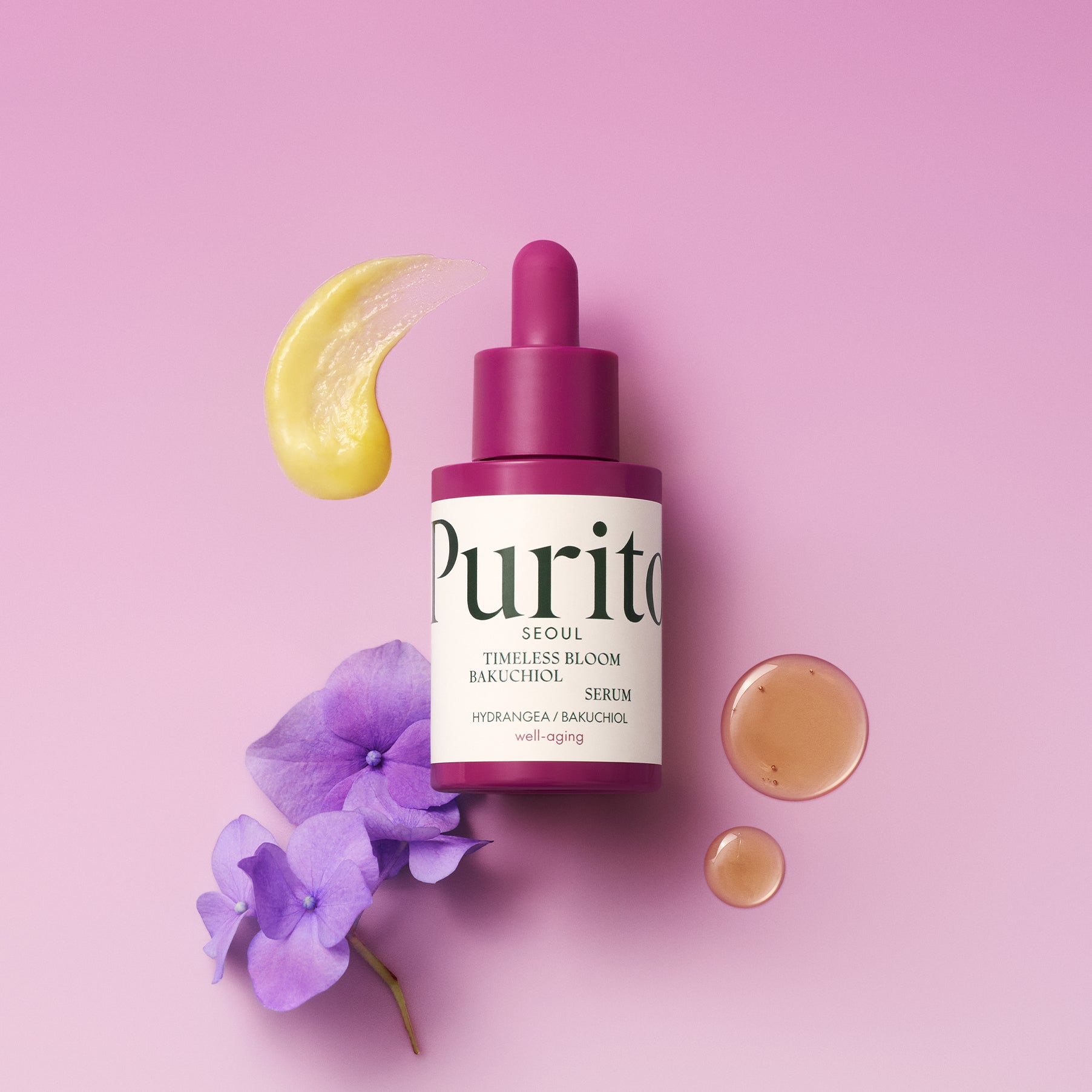 PURITO Timeless Bloom Bakuchiol Serum 30ml de Purito, sérum anti-âge sur fond rose avec fleurs et gouttes de sérum