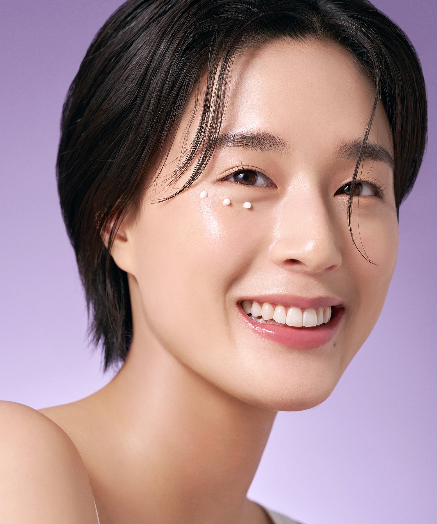 PURITO Timeless Bloom Retinol Spot Cream 30ml, visage souriant sur fond violet, crème anti-taches Purito