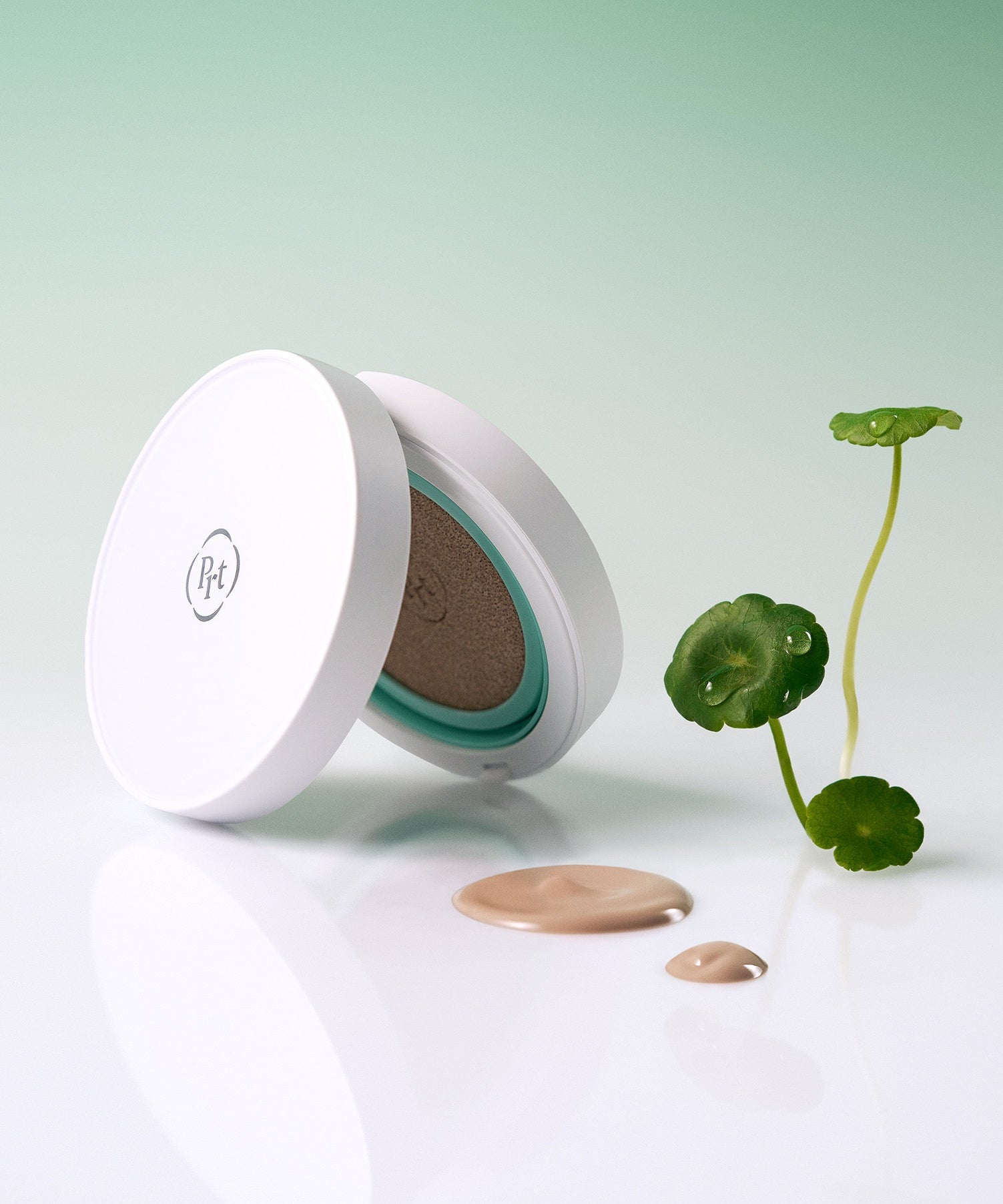 PURITO Wonder Releaf Celtella BB Cushion 15g de la marque PURITO, flacon ouvert sur fond clair avec plante de celtella