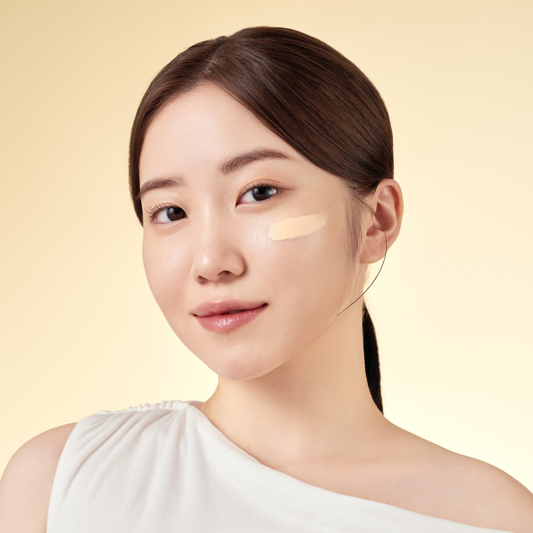Décris l'image en français : PURITO Wonder Releaf Centella BB Cream 30mml de la marque Purito sur un visage maquillé