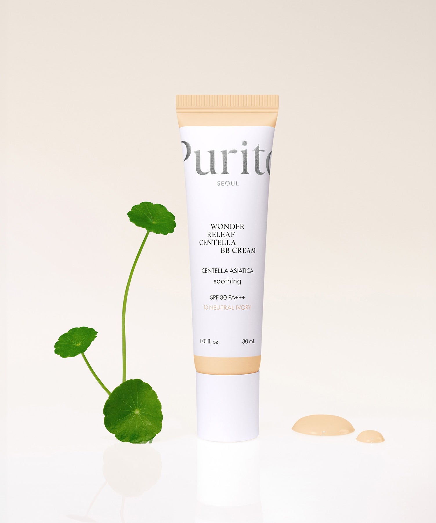 PURITO Wonder Releaf Centella BB Cream 30mml de PURITO, sur fond clair, avec feuilles de centella autour.