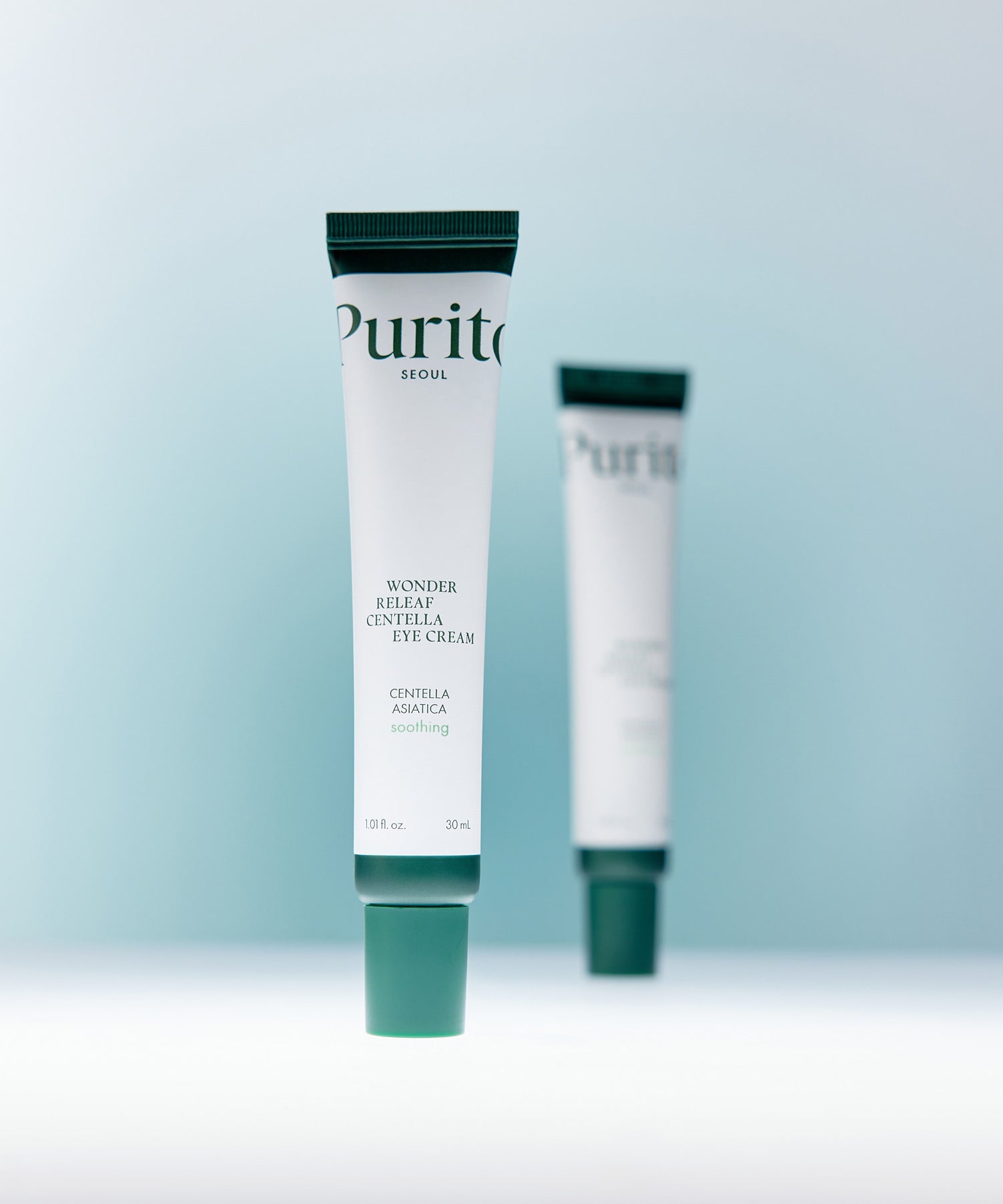 PURITO Wonder Releaf Centella Eye Cream de PURITO, tube crème pour les yeux, sur fond clair bleu, vue produit.