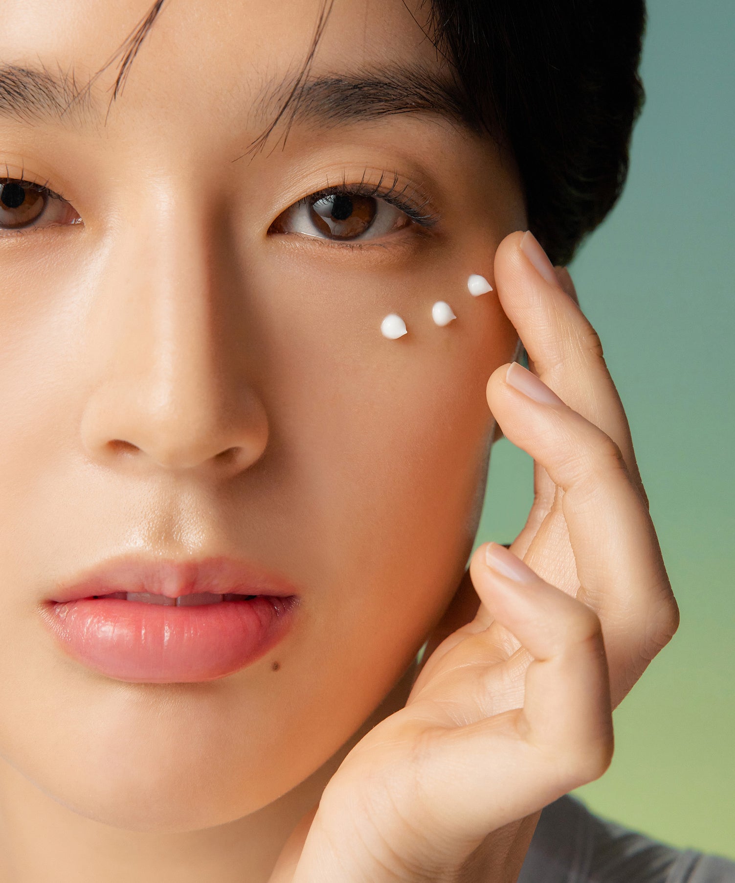 Décris l'image en français en mentionnant le produit, la marque et le contexte visuel : PURITO Wonder Releaf Centella Eye Cream