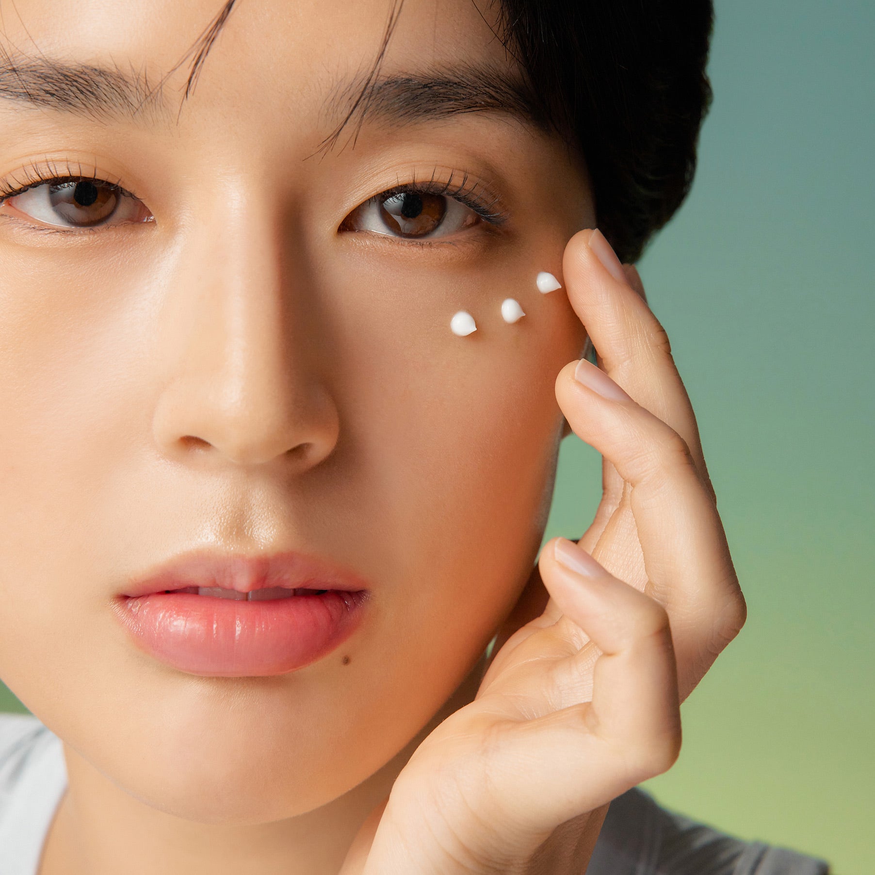 Décris l'image en français en mentionnant le produit, la marque et le contexte visuel : PURITO Wonder Releaf Centella Eye Cream