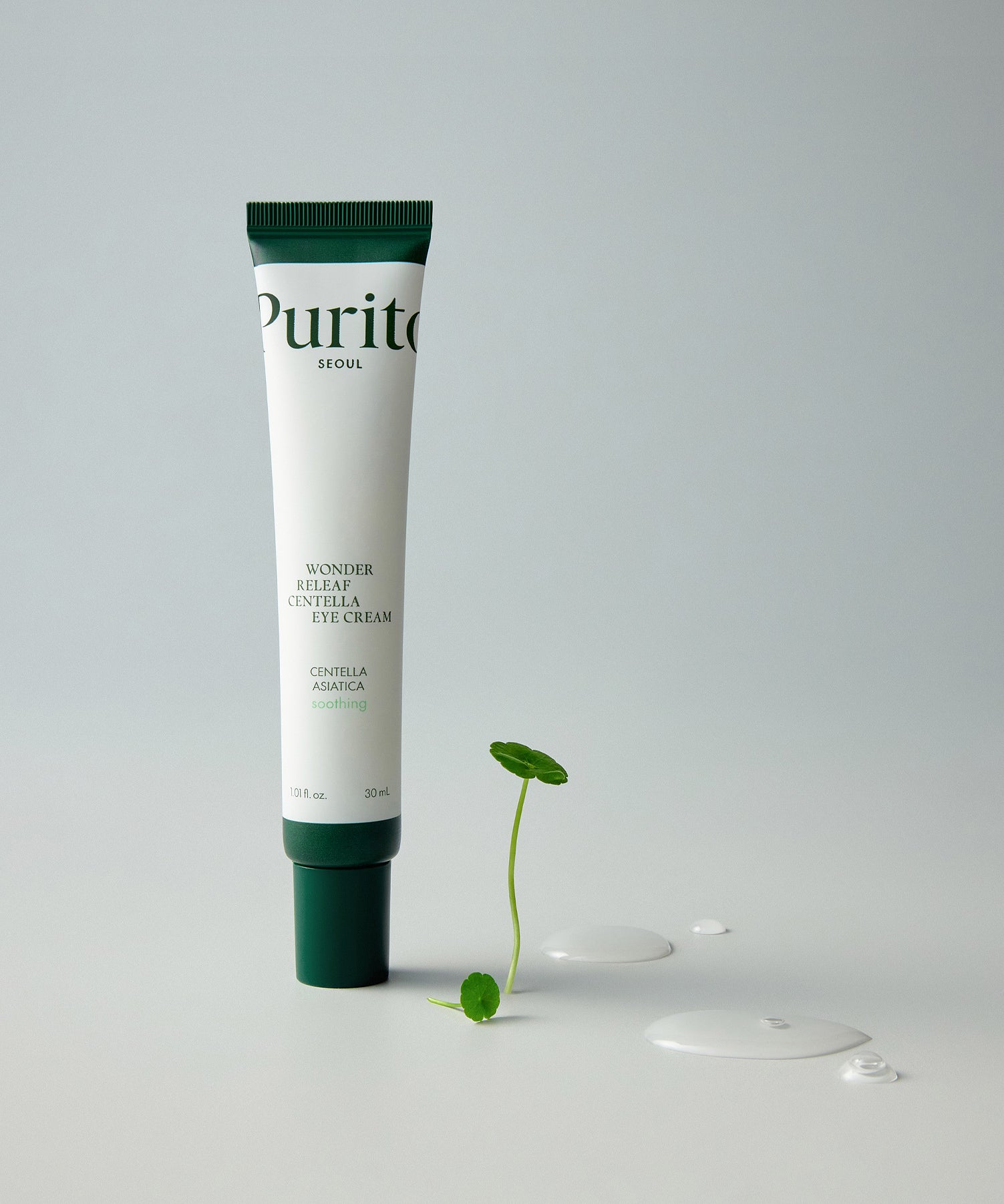 PURITO Wonder Releaf Centella Eye Cream de la marque PURITO, tube vert sur fond blanc avec gouttes et plante verte.