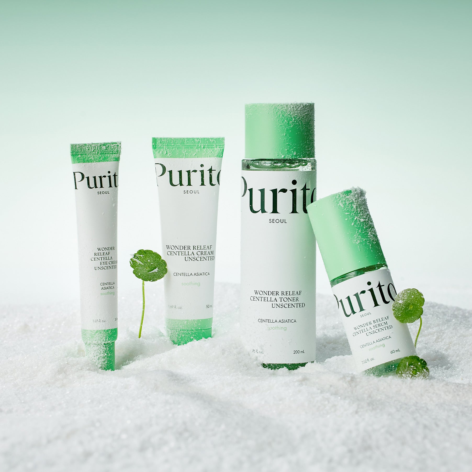 PURITO Wonder Releaf Centella Serum Unscented 60ml sur fond blanc avec emballage vert, style cosmétique PURITO.