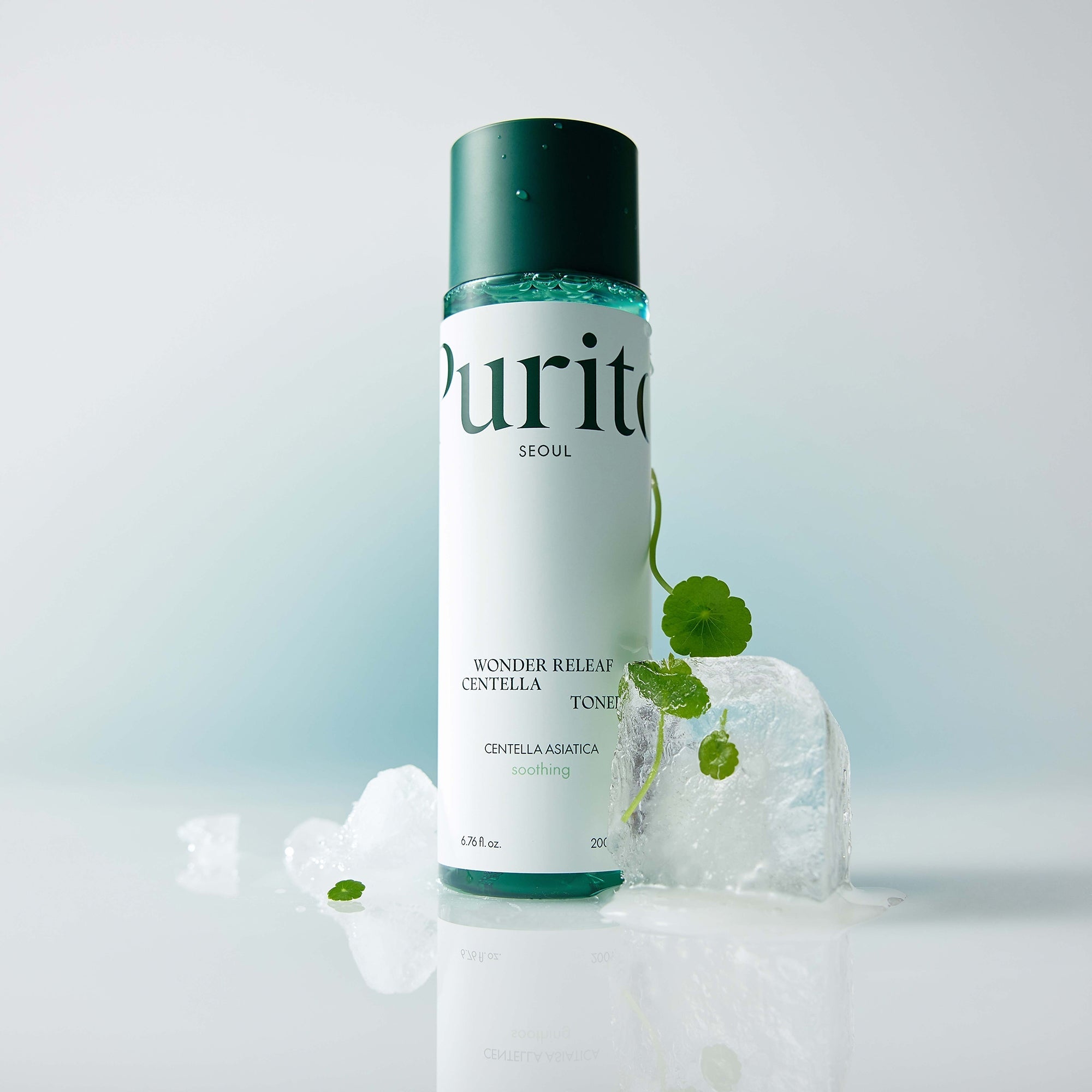 PURITO Wonder Releaf Centella Toner 200ml de PURITO, flacon vert sur fond clair avec feuilles et glace