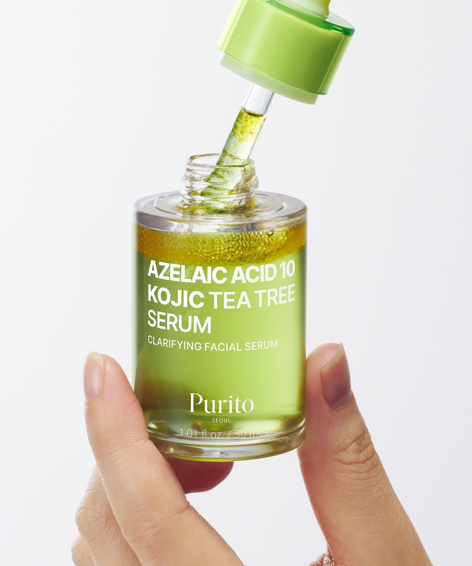 Flacon de sérum PURITO Azelaic Acid 10 Kojic Tea Tree Serum 30ml en main, parfait pour une peau clarifiée.