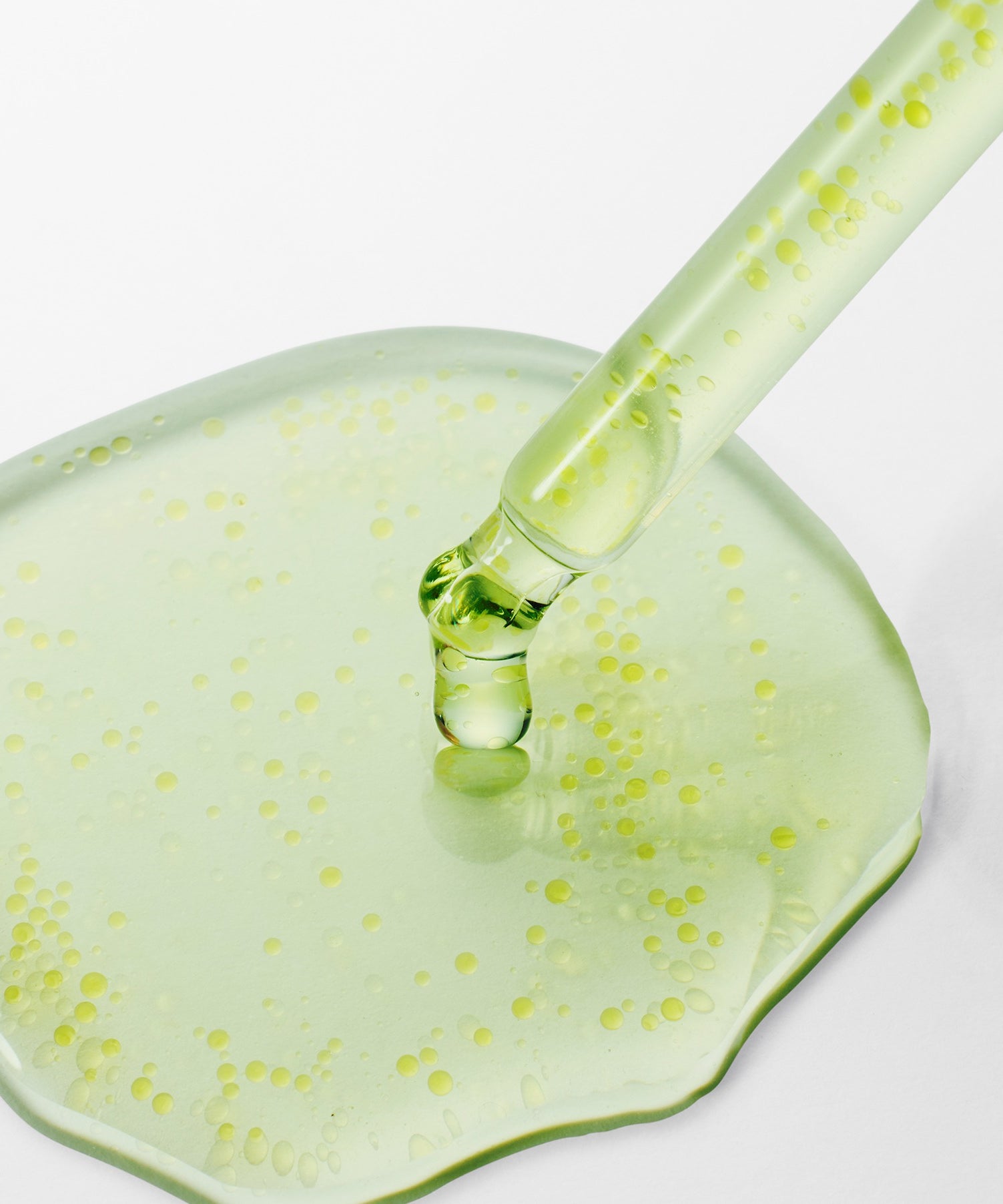 Texture du sérum PURITO Azelaic Acid 10 Kojic Tea Tree Serum 30ml avec gouttes de pipette.