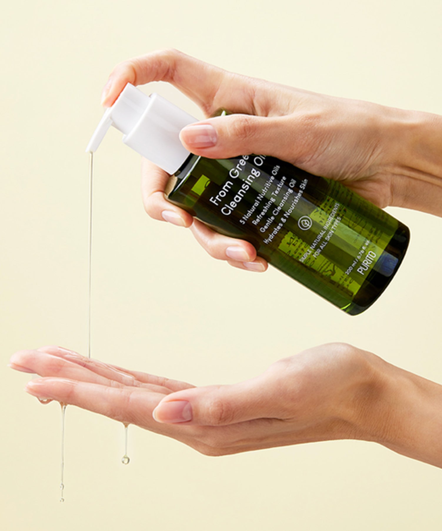 Main tenant le flacon de PURITO From Green Cleansing Oil 200ml, nettoyant naturel pour la peau.