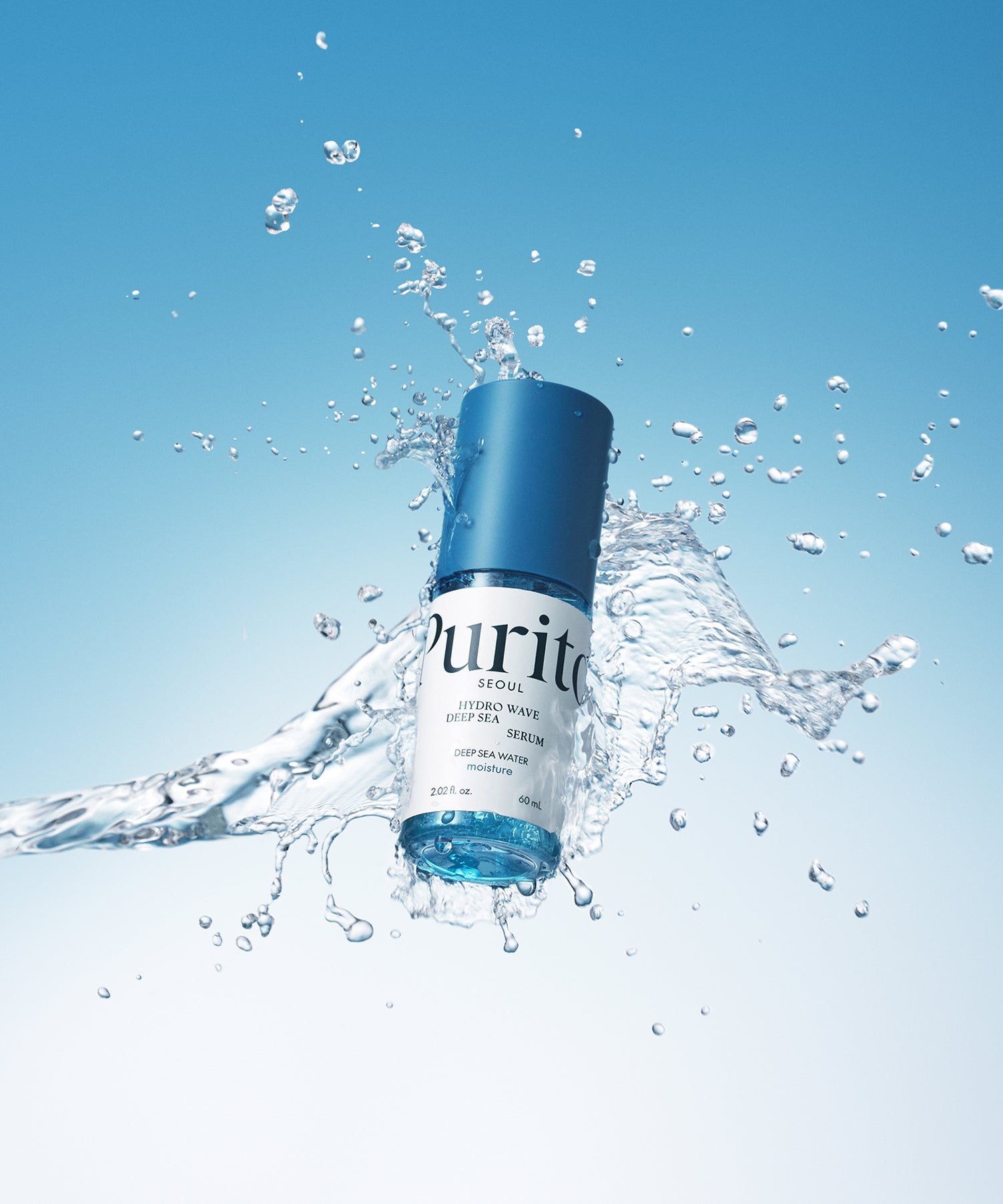 PURITO Hydro Wave Deep Sea Serum 60ml en action avec des éclaboussures d'eau sur fond bleu, hydratation intense pour la peau.