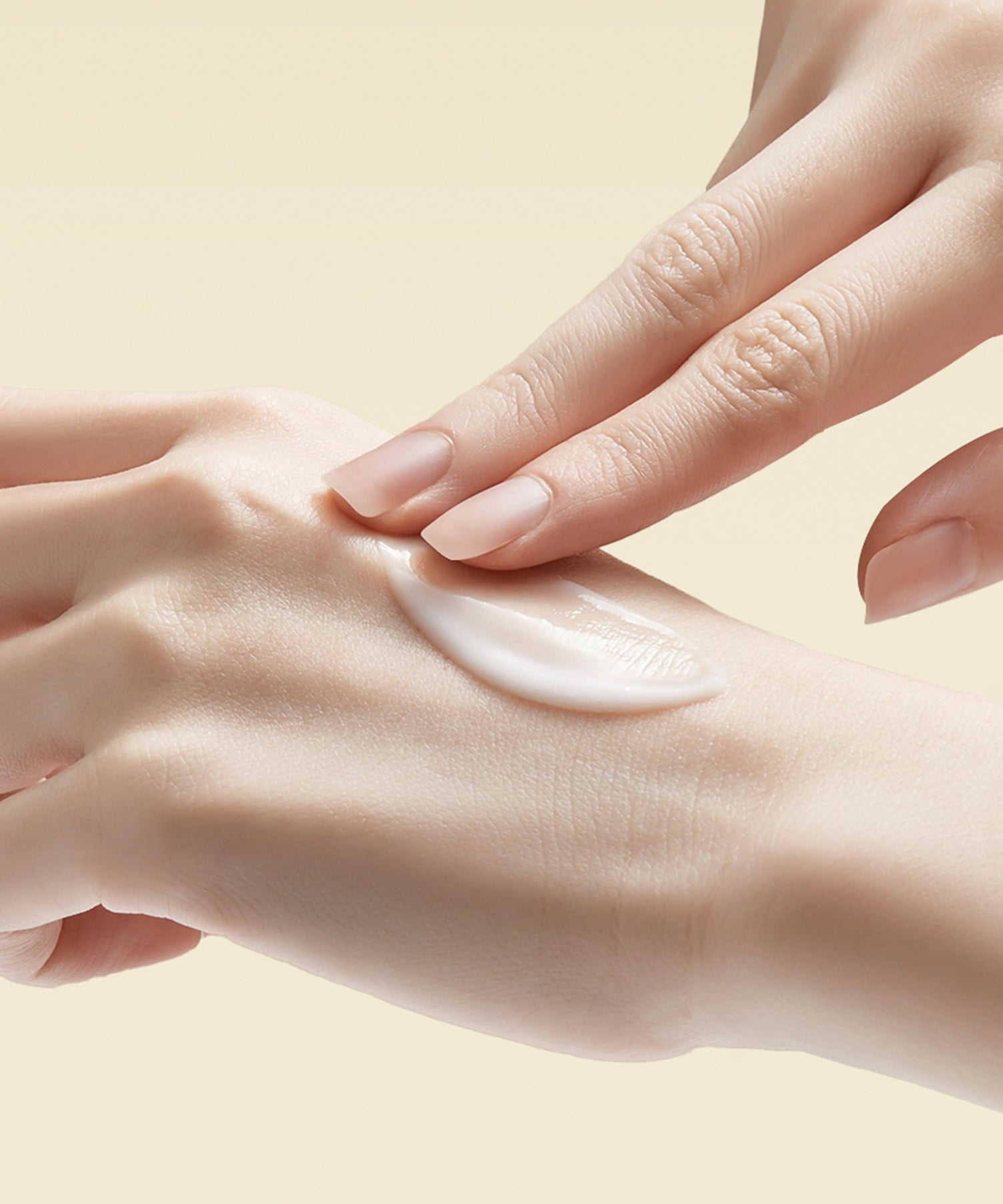 Application de PURITO Luminous Moisture Shea Butter Body Lotion 300ml sur la peau, hydratation et soin intense des mains.