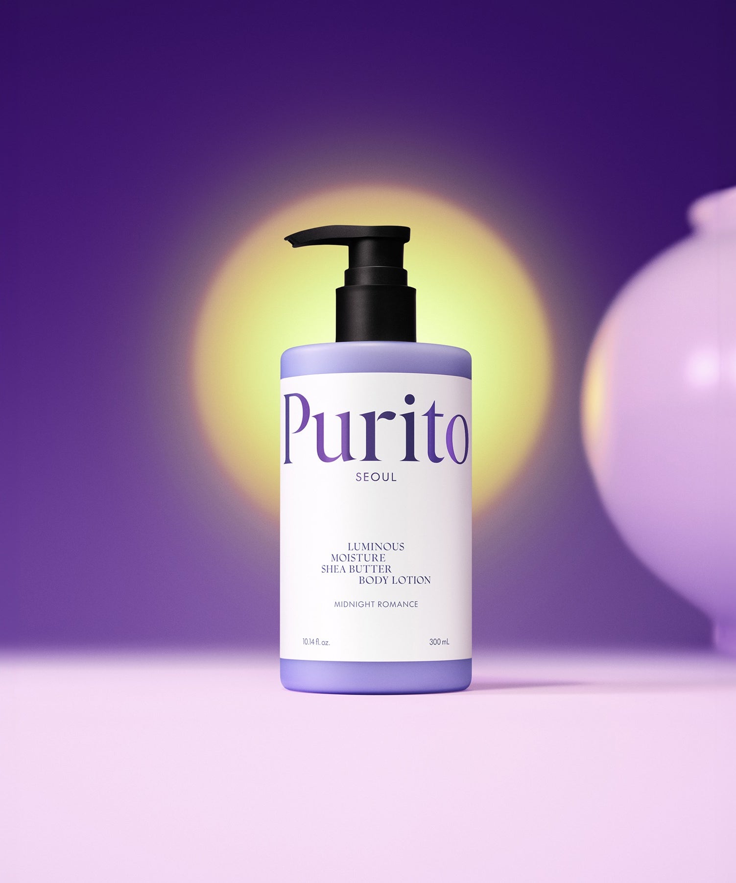 Bouteille de PURITO Luminous Moisture Shea Butter Body Lotion 300ml sur fond violet.