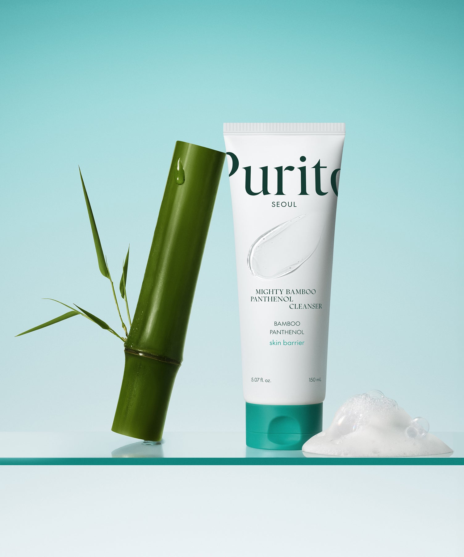 PURITO Mighty Bamboo Panthenol Cleanser 150ml avec mousse et bambou sur fond turquoise