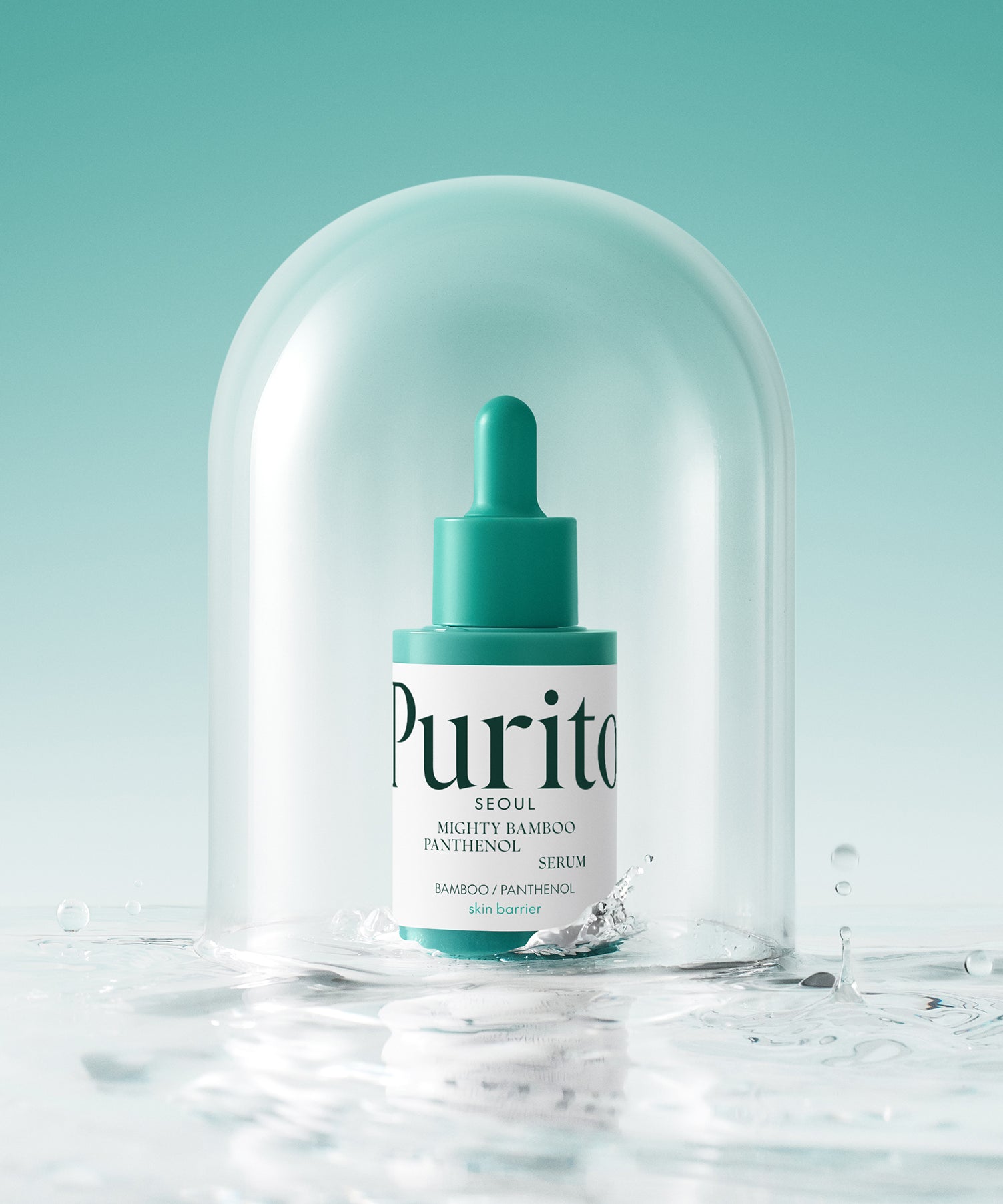 Sérum PURITO Mighty Bamboo Panthenol 30ml sous une cloche de verre sur fond aqua élégant.