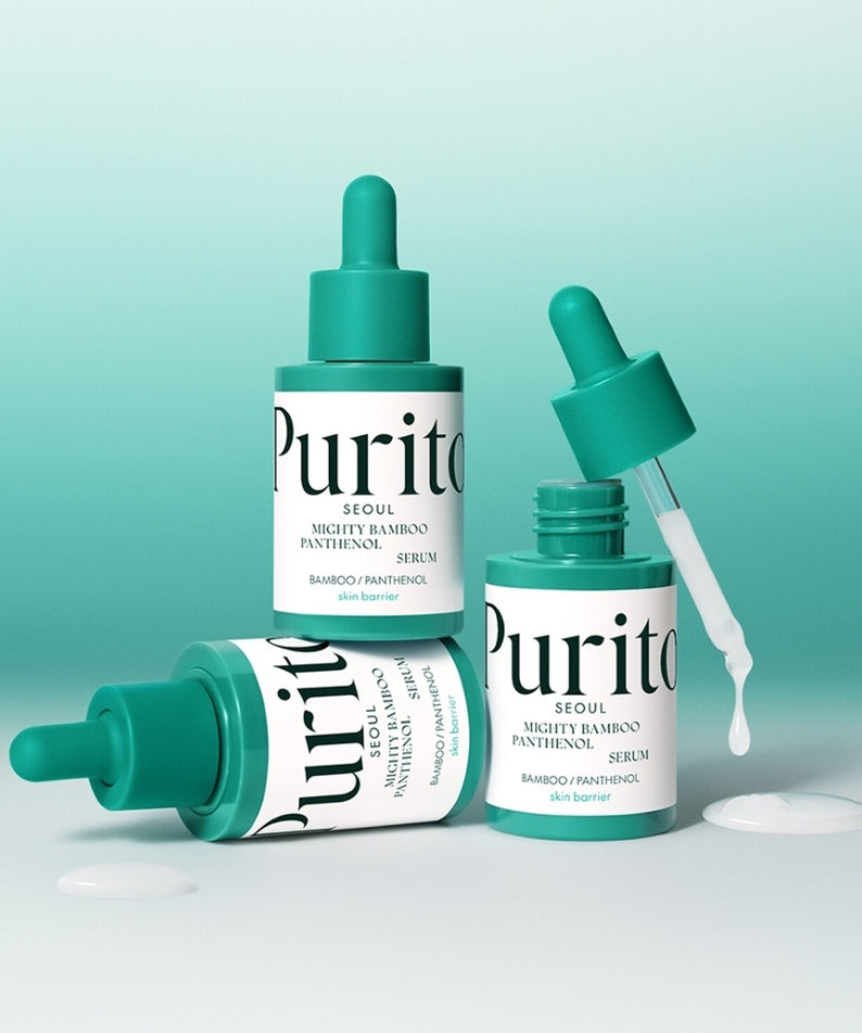 Flacons de PURITO Mighty Bamboo Panthenol Serum 30ml sur fond vert, sérum pour une peau hydratée et apaisée.