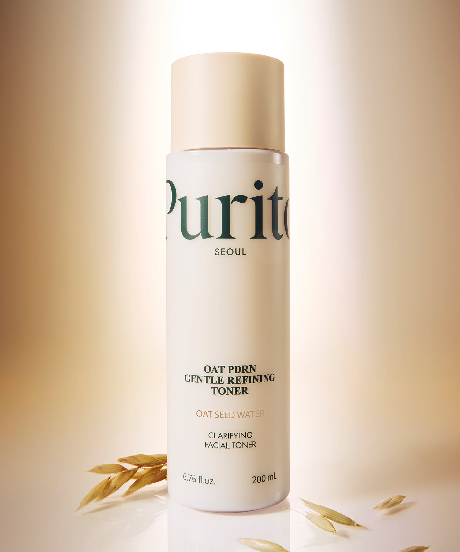 Bouteille de 200ml de PURITO Oat PDRN Gentle Refining Toner sur fond lumineux beige avec grains d'avoine.