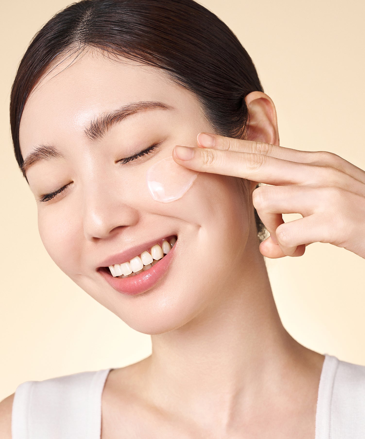 Application du PURITO Seoul Oat Calming Gel Cream 100ml pour apaiser la peau sensible et hydrater naturellement.