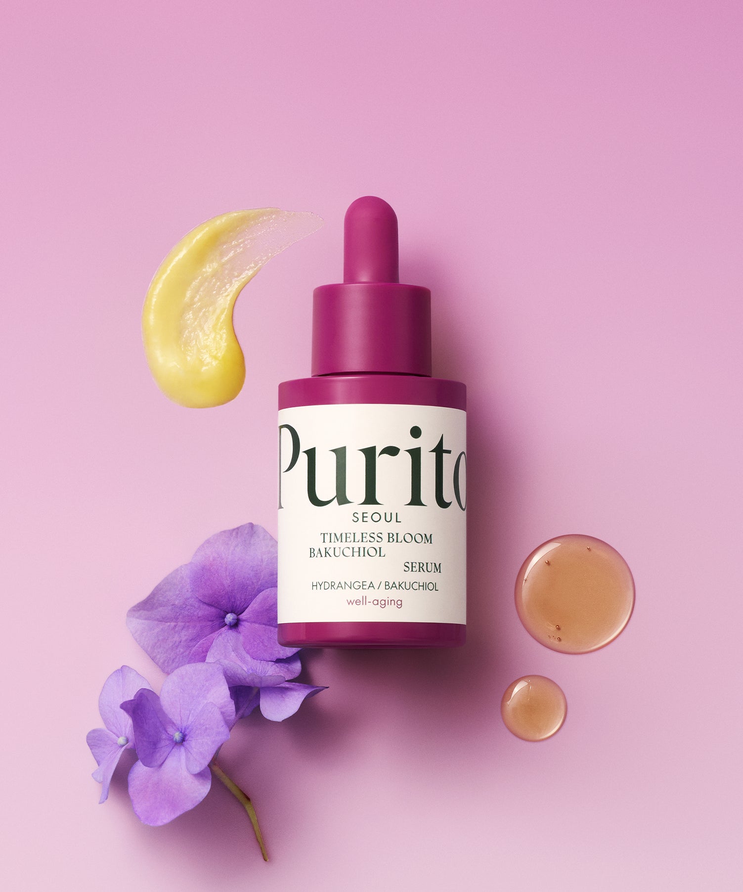 PURITO Timeless Bloom Bakuchiol Serum 30ml sur fond rose avec texture sérum et fleur, soin anti-âge naturel en flacon violet.