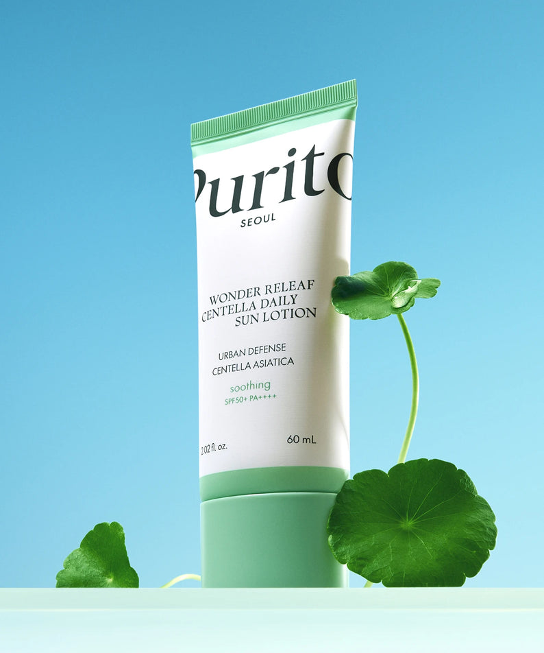PURITO Wonder Relief Centella Daily Sun Lotion SPF50+PA++++ en tube vert et blanc avec fond bleu et centella asiatica