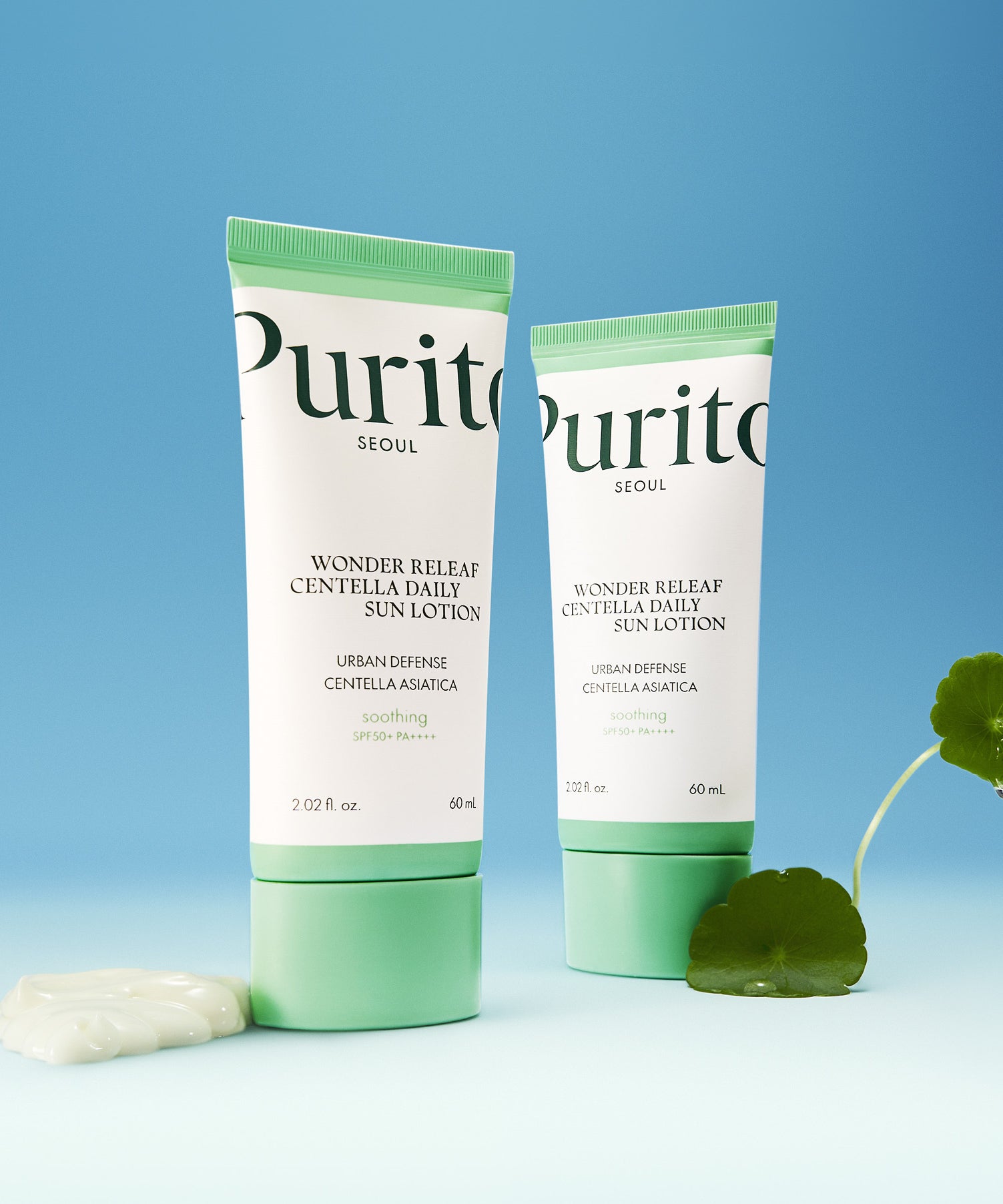 Deux tubes de PURITO Wonder Relief Centella Daily Sun Lotion SPF50+PA++++ sur fond bleu avec extrait de Centella asiatica.