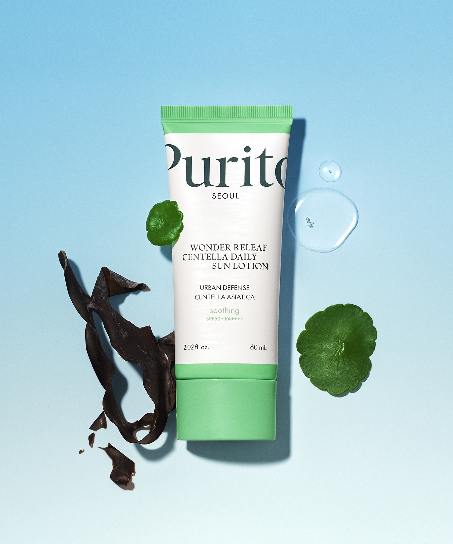 PURITO Wonder Relief Centella Daily Sun Lotion SPF50+PA++++ sur fond bleu avec des feuilles et des bulles d'eau.