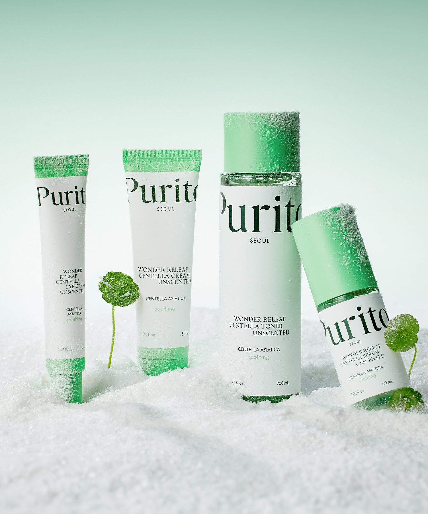 Lineup des produits PURITO, y compris le PURITO Wonder Relief Centella Serum Unscented 60ml, sur fond en neige.