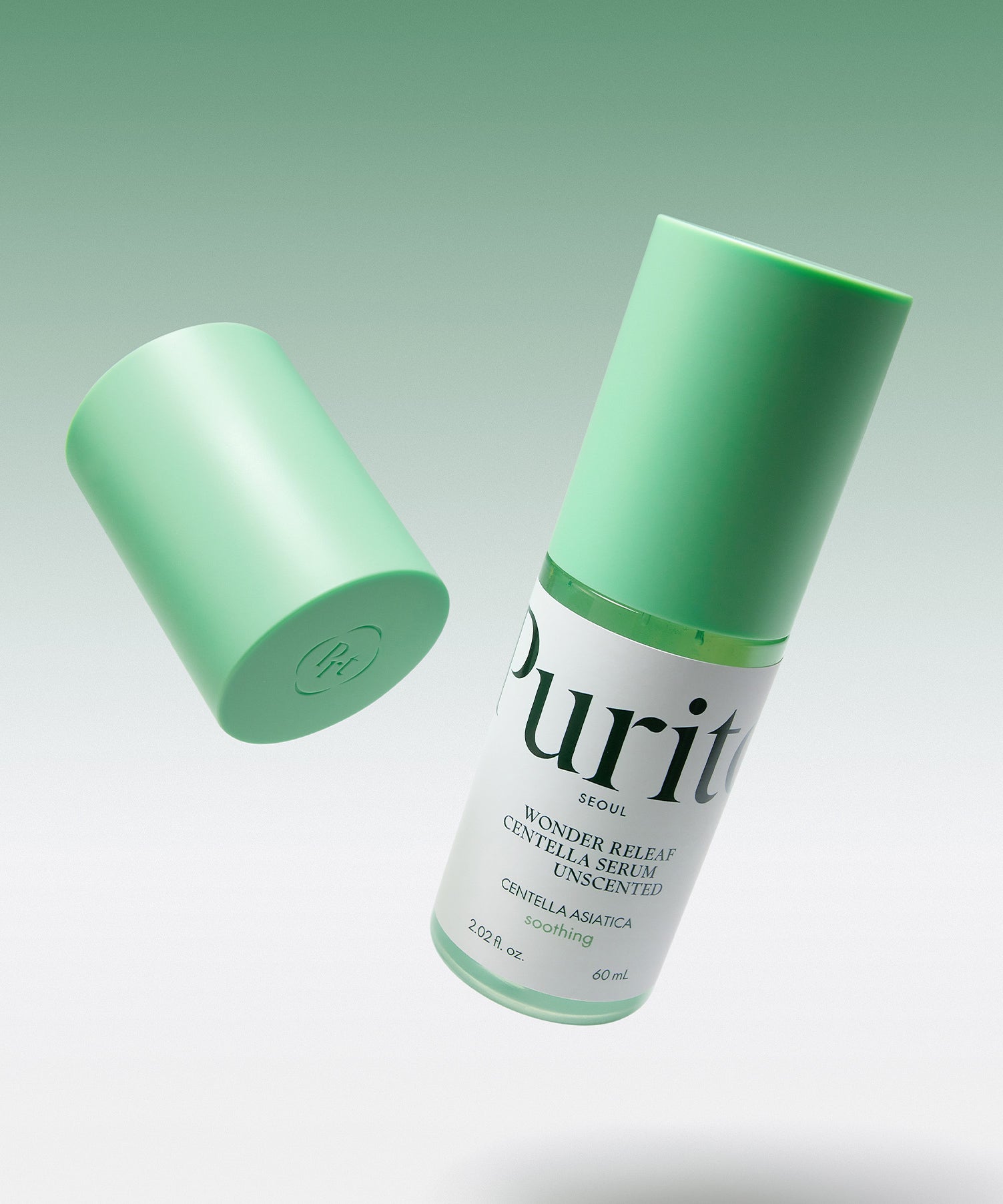 Flacon de 60ml de PURITO Wonder Relief Centella Serum Unscented, en suspension sur fond vert dégradé.