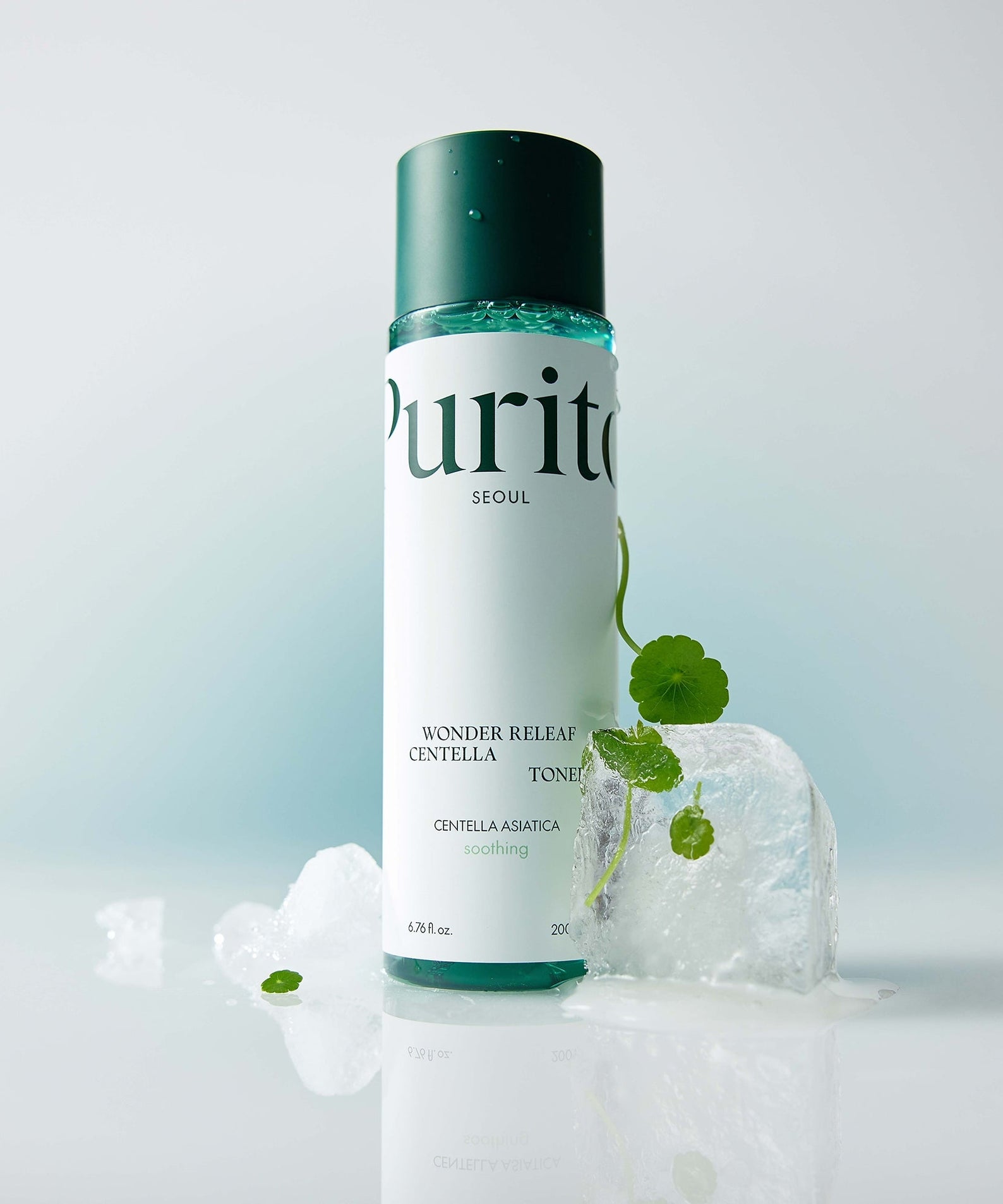 Flacon de PURITO Wonder Relief Centella Toner 200ml sur fond glacé, idéal pour apaiser la peau avec des extraits de Centella Asiatica.