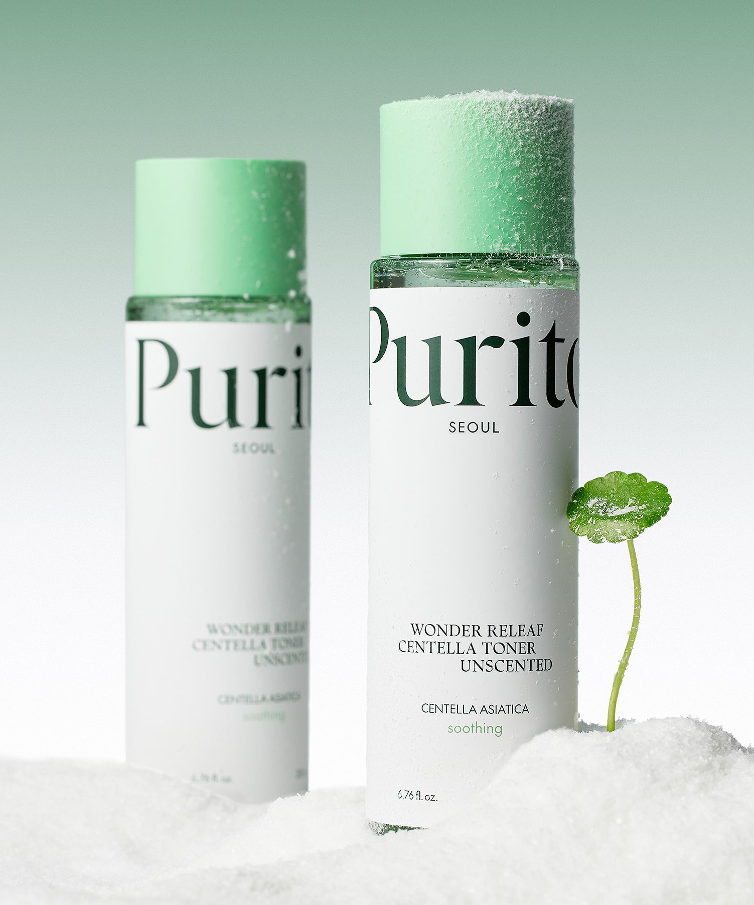 Deux bouteilles de PURITO Wonder Relief Centella Toner Unscented 200ml sur fond de neige.