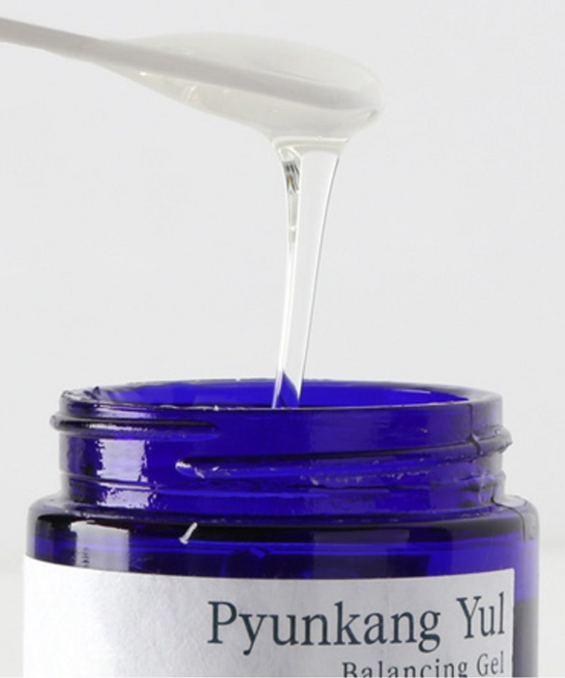 Gel PYUNKANG YUL Balancing 100ml s'écoulant d'une cuillère dans un pot bleu, soin de la peau hydratant et équilibrant.