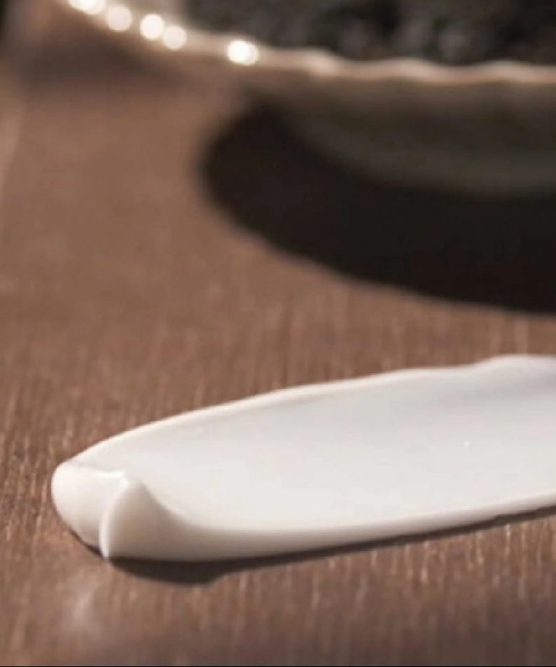 Crème sur une spatule avec un bol en arrière-plan, PYUNKANG YUL Black Tea Enriched Cream 60ml en vedette.