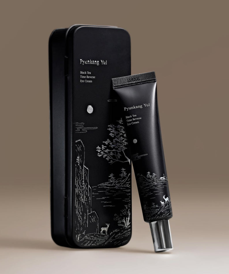 PYUNKANG YUL Black Tea Time Reverse Eye Cream 25ml, flacon noir et tube, sur fond beige, marque Pyunkang Yul en contexte beauté.