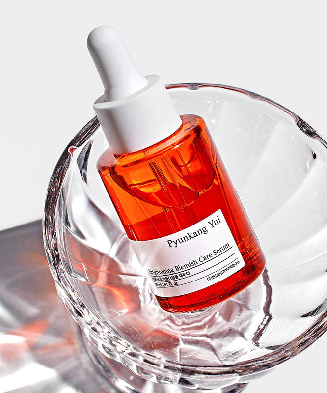 Sérum PYUNKANG YUL Brightening Blemish Care 30ml dans un bol en verre élégant, soin éclat et imperfections.