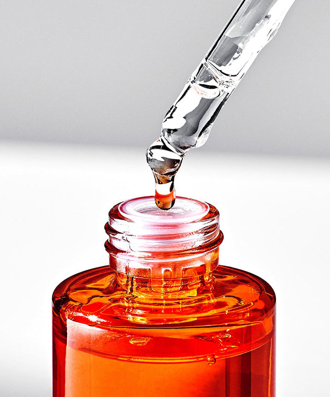 Flacon de PYUNKANG YUL Brightening Blemish Care Serum 30ml avec pipette, soin visage éclaircissant et anti-imperfections.