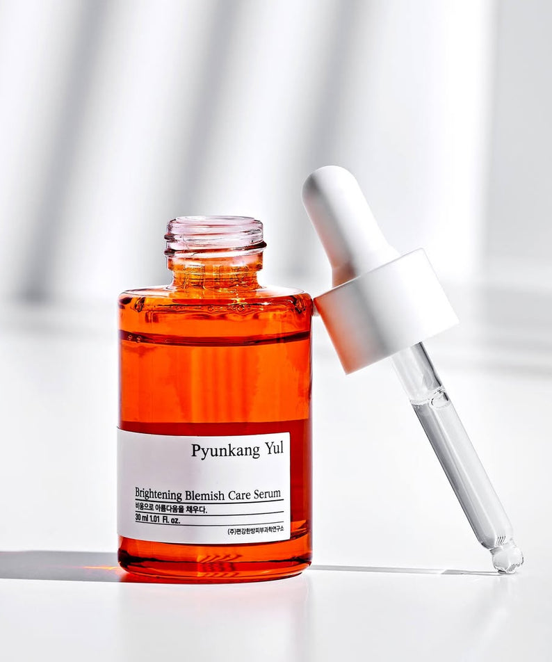 Flacon de PYUNKANG YUL Brightening Blemish Care Serum 30ml avec pipette, améliore l'éclat et atténue les imperfections. Sérum soin visage.