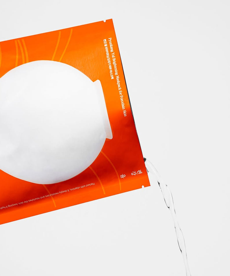 Masque pour la peau PYUNKANG YUL Brightening Porcelain Skin Mask Pack 10 pieces en paquet orange, vue en angle élégante.