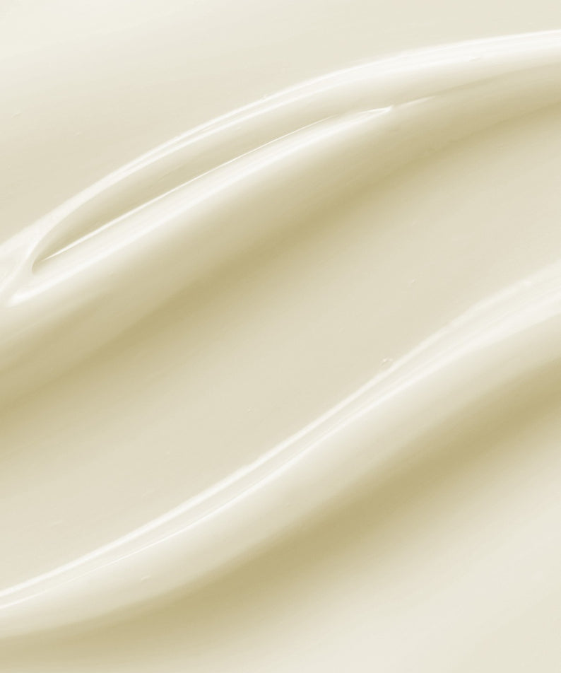 Texture de la crème PYUNKANG YUL Calming Moisture Barrier Cream 100ml en gros plan, montrant sa consistance lisse et onctueuse.