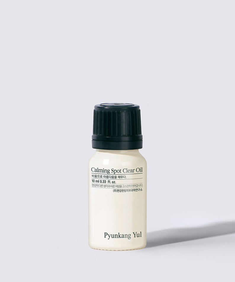 Flacon de 10ml de PYUNKANG YUL Calming Spot Clear Oil avec bouchon noir, fond gris clair.