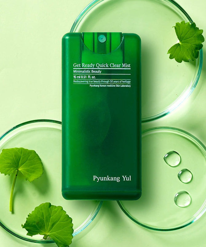 PYUNKANG YUL Get Ready Quick Clear Mist 15ml sur fond vert avec feuilles de plante et gouttes d'eau