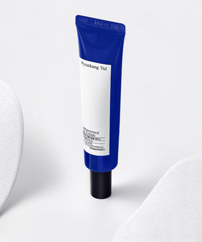 Crème contour des yeux PYUNKANG YUL Intensive Care Eye Cream 25ml en tube bleu sur fond blanc minimaliste.