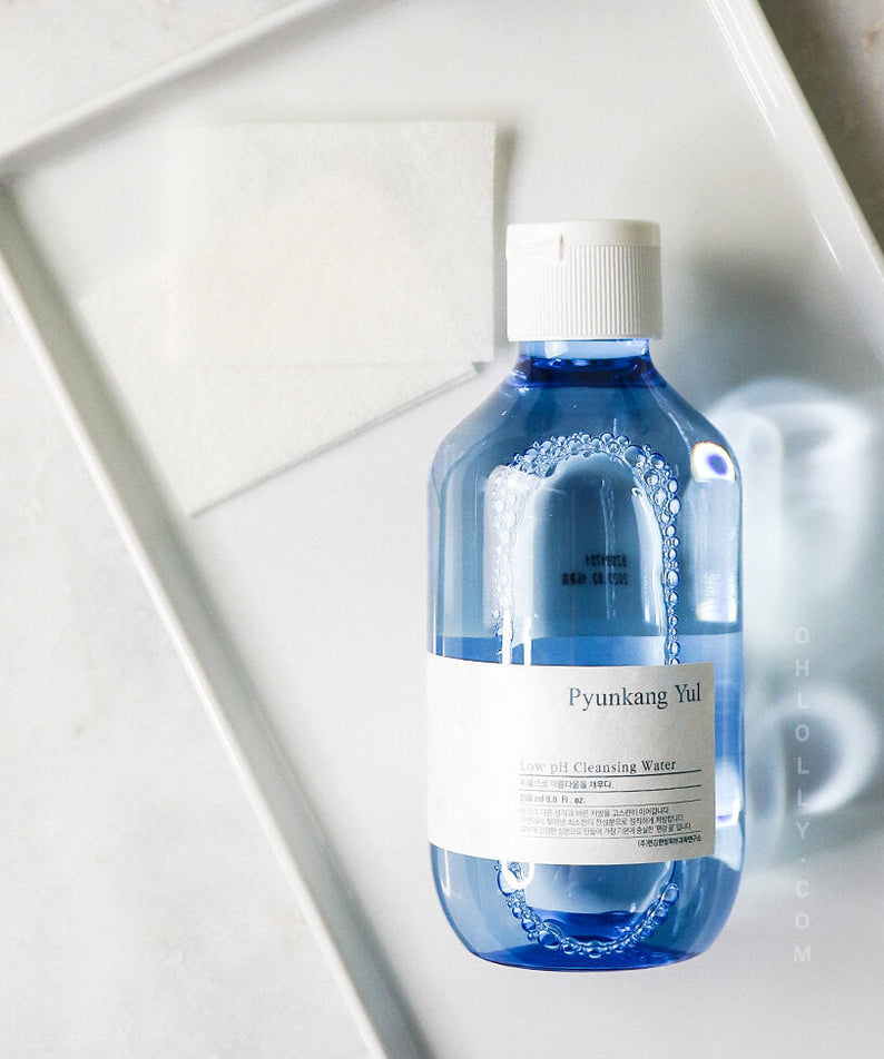 Bouteille de PYUNKANG YUL Mildly Acidic Cleansing Water 290ml sur un plateau blanc.