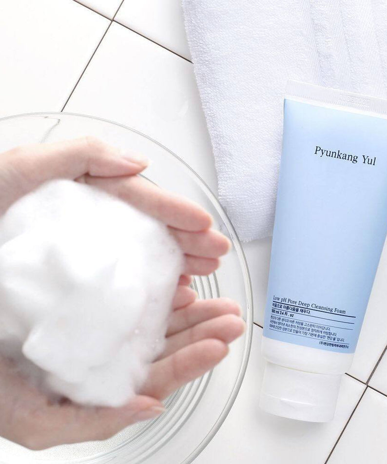 Crème nettoyante douce PYUNKANG YUL Mildly Acidic Pore Deep Cleansing Foam 100ml avec mousse, pour un nettoyage en profondeur des pores.