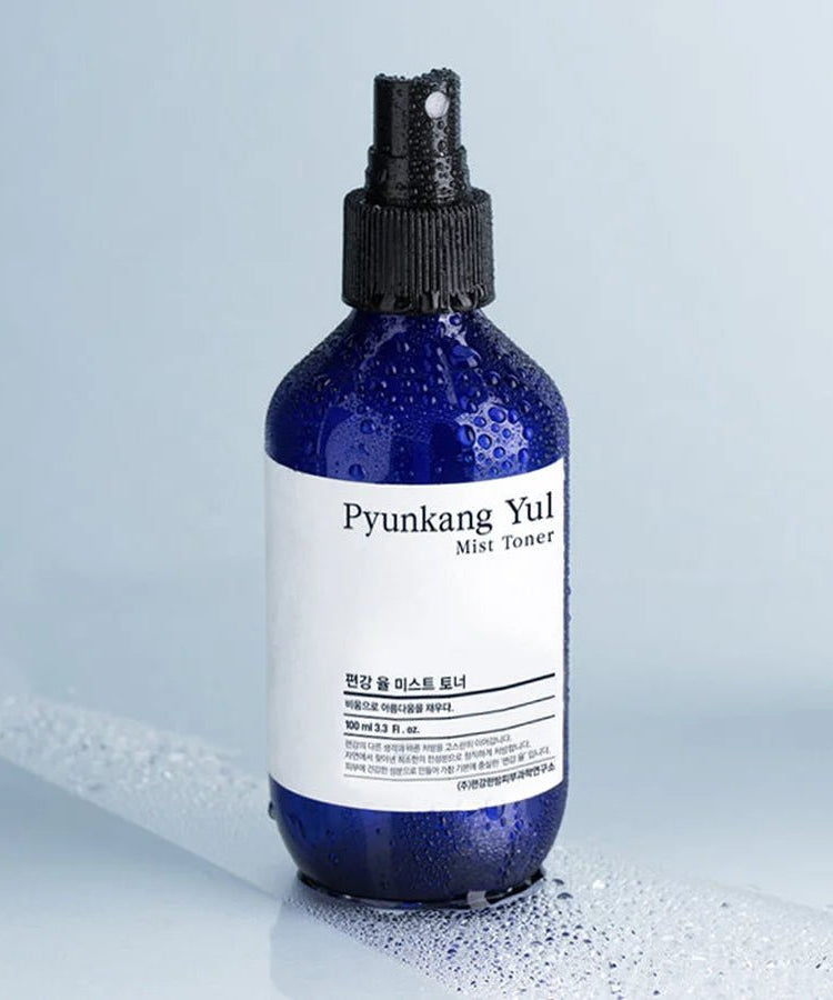 Flacon de 200ml de PYUNKANG YUL Mist Toner sur fond épuré, parfait pour les soins de la peau.