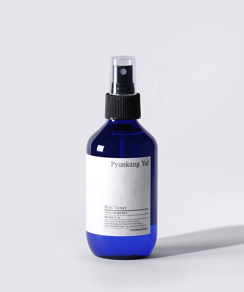 Bouteille de PYUNKANG YUL Mist Toner 200ml avec étiquette bleue et blanche sur fond neutre.