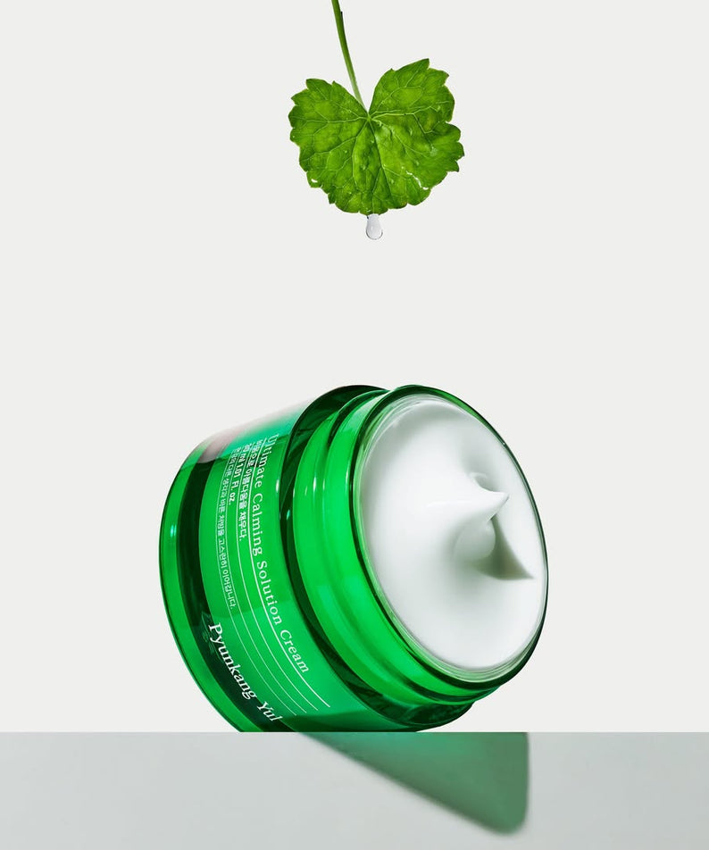 Crème PYUNKANG YUL Ultimate Soothing Solution 30ml avec feuille verte suspendue, vue de profil.