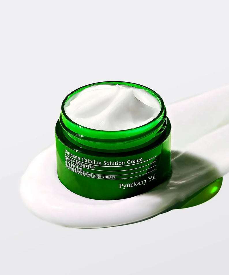 Crème PYUNKANG YUL Ultimate Soothing Solution 30ml hydratante, apaisante, présentée en pot vert élégant.